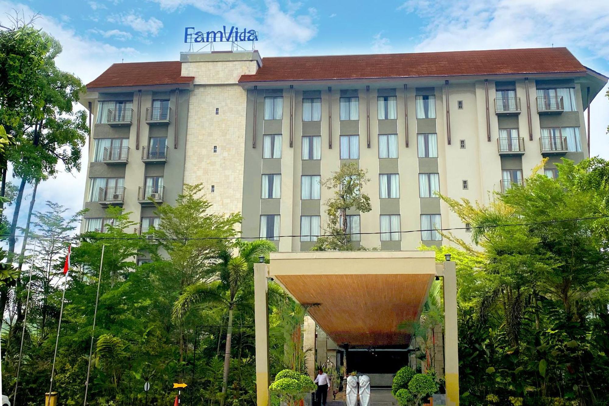 Famvida Hotel Lubuklinggau Exterior photo